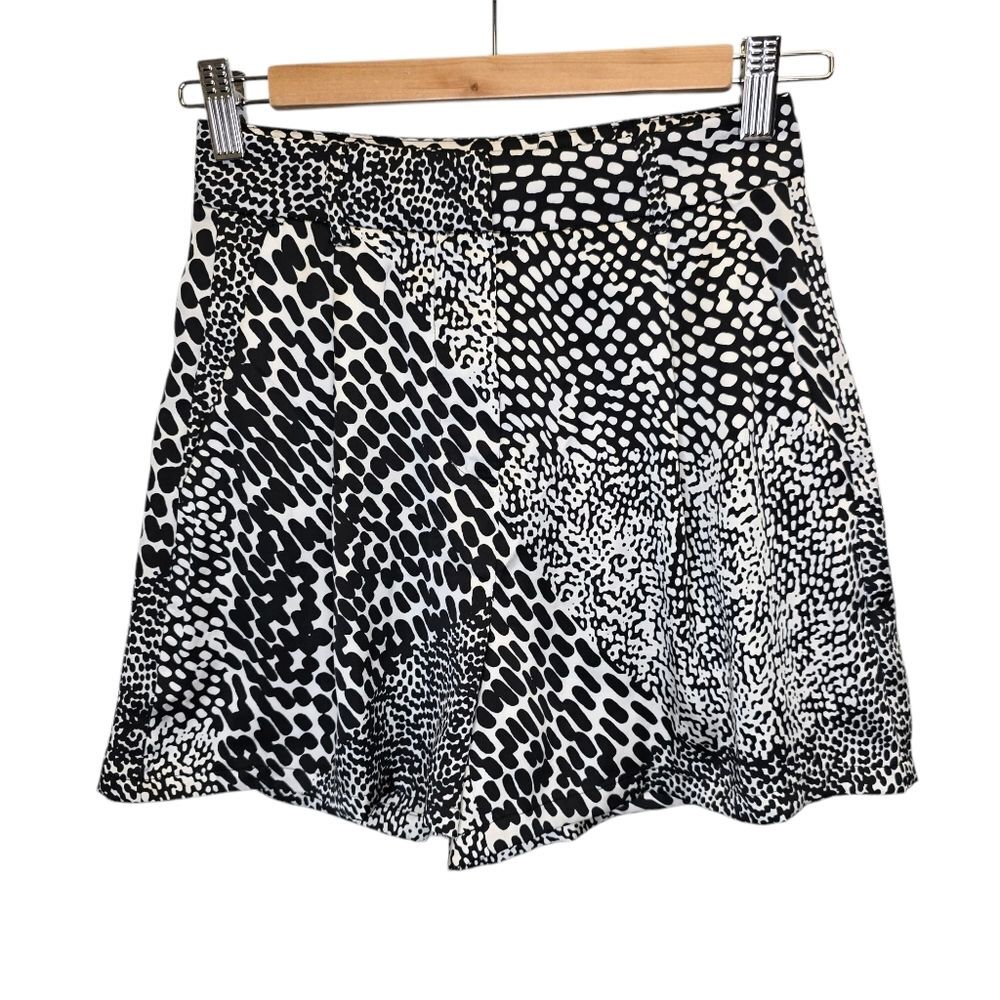 Express Women's 0 Black and White Abstract Print Dressy Satin Shorts
